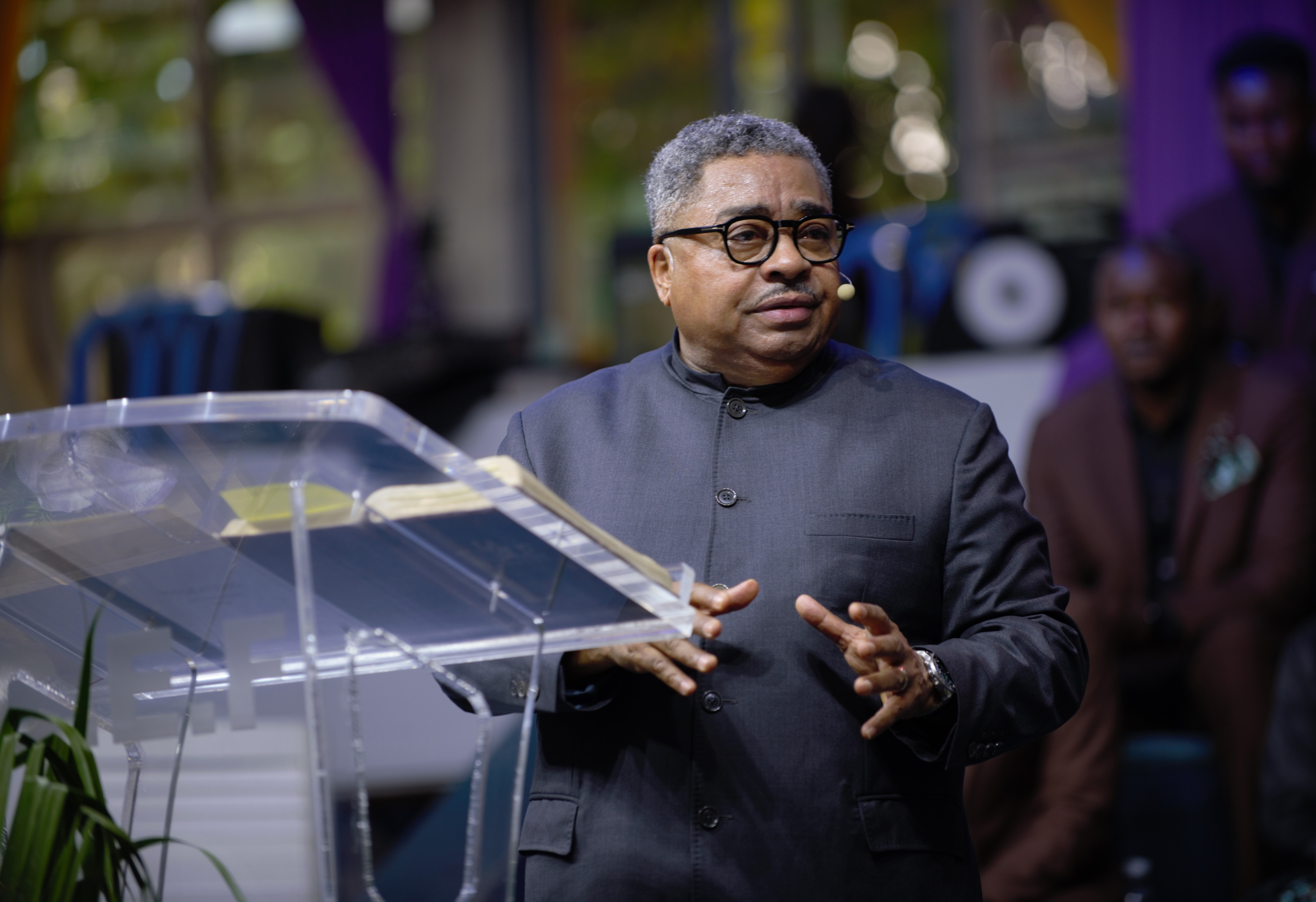 Crucifié, Mort, ressuscité et Elevé à la droite du Père